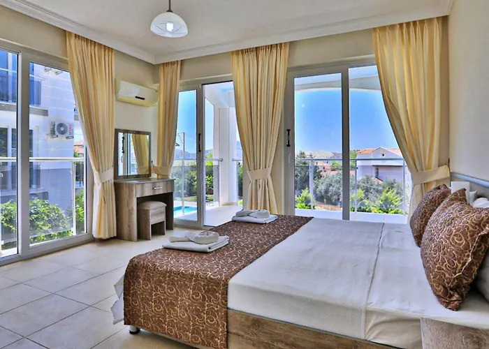 فيلة 4 Bedroom With Private Pool *