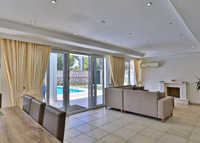 4 Bedroom With Private Pool فتحية