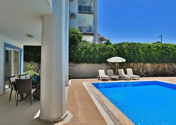 4 Bedroom With Private Pool فتحية